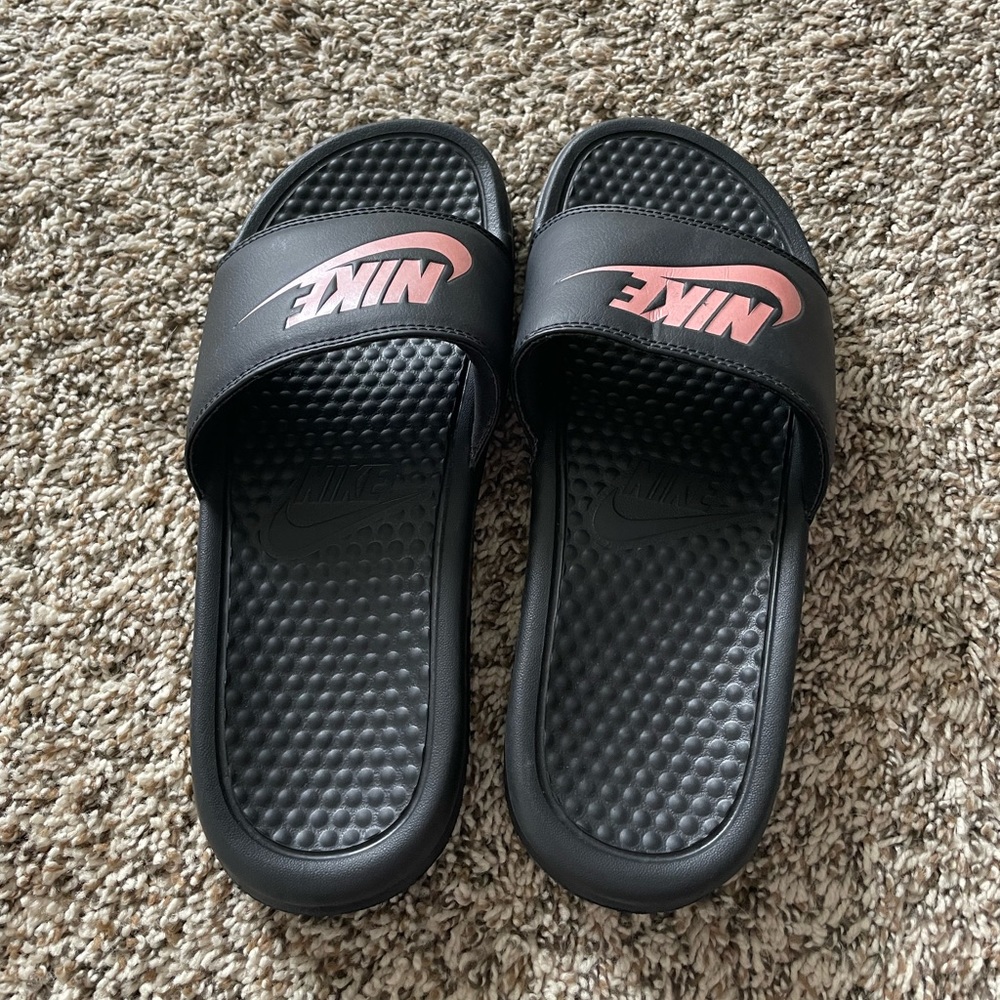 black and pink nike slides